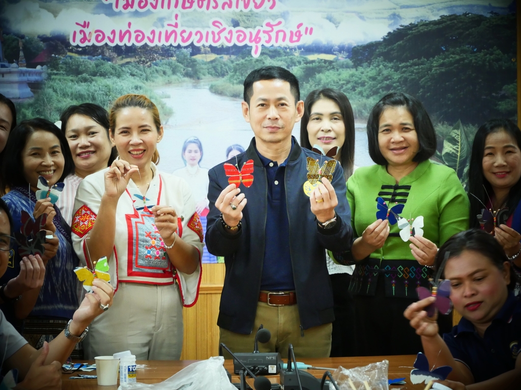 ประดิษฐ์ผีเสื้อจากผ้าไทยประจำถิ่นอำเภอปง